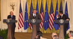 Wereldleiders voor vlaggen van EU en Verenigde Staten