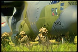 Militairen en transportvliegtuig