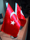 Turkse vlaggen op de onderhandelingstafel