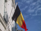 Belgische vlag hangend aan een gebouw
