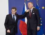 Sarkozy en Topol�nek ontmoeten elkaar in Brussel