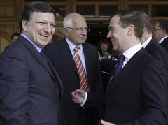 Commissievoorzitter Barroso (L), de Tsjechische president Klaus en de Russische president Medvedev