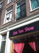 De ingang tot een winkel of club met live sex shows