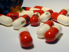 Medicijnen, rood met witte capsules