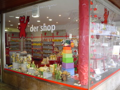 Winkel met op etalageruit 