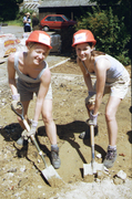 Twee vrouwen aan het graven