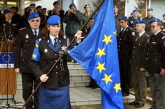 Militairen met Europese vlag
