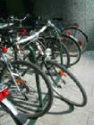Fietsen in een fietsenrek