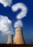 Uitstoot van een energiecentrale met rook in de vorm van een vraagteken