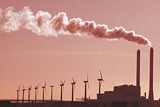 Fabrieken met een grote gaswolk uit de schoorstenen