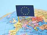 Wereldbol met Europees vlaggetje erin geprikt