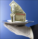 Geldbiljetten op dienblad