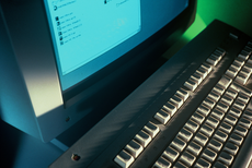Beeldscherm en toetsenbord van een computer