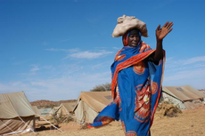 Afrikaanse vrouw voor tent