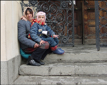 Roma vrouw met kind zittend op stoep (Photo: Planet Love)