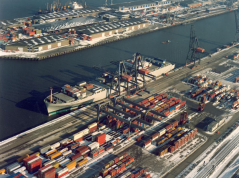 Containerschip in haven