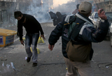 Egypte, demonstrant gooit met stenen