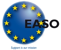 Logo EASO: blauwe cirkel met 12 gele sterren - EASO Support is our mission