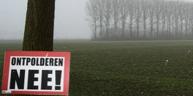 Hedwigepolder met bord: Ontpolderen nee! Hedwigepolder met bord: Ontpolderen nee!