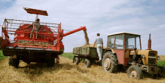Tractor en oogstmachine op akker Tractor en oogstmachine op akker