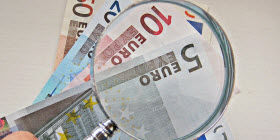 Vergrootglas en eurobiljetten - bron: Images of Money Vergrootglas en eurobiljetten - bron: Images of Money