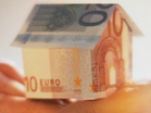 Huis gevouwen van eurobiljetten