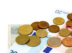 Eurobiljetten met euromunten er op