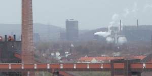 een fabriek in de rook