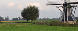 Oude en moderne windmolen op een plaat