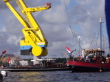 Grote machine bij water