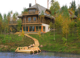 Huis in Letland tussen de bomen en met een trap naar het meer