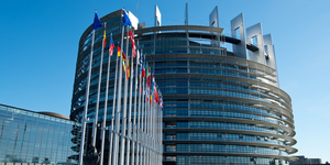Gebouw Europees Parlement in Straatsburg met vlaggen