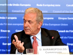 Dimitrios Avramopoulos, eurocommissaris belast met de beveiliging van reis- en identiteitsdocumenten