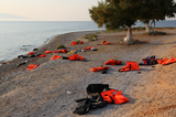 Achtergelaten reddingsvesten van migranten op Lesbos