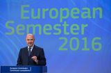 Pierre Moscovici met op de achtergrond de tekst European semester 2016