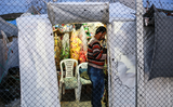 Man staat in tent in Turks vluchtelingenkamp