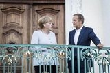 Merkel en Tusk op een balkon