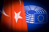 Turkse vlag en logo Europees Parlement