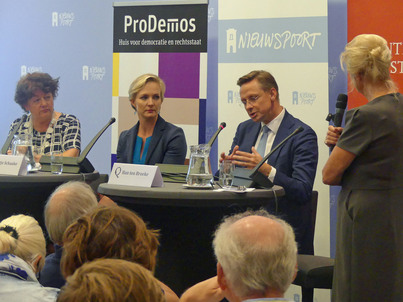 v.l.n.r.: Lily Sprangers, Marietje Schaake, Han ten Broeke en debatleider Wouke van Scherrenburg
