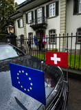 Auto met Europese en Zwitserse vlag