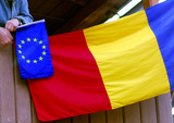 Oudere man met EU vlag en Roemeense vlag