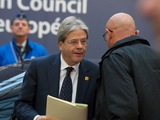 Paolo Gentiloni stapt uit auto