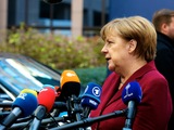 Angela Merkel staat de pers te woord