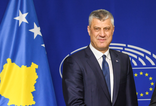 President Kosovo schudt hand Tajani
