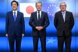 ShinzŁ Abe, Donald Tusk and Jean-Claude Juncker (from left to right)