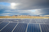 Zonnepanelen met bergen
