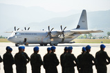 Militairen en transportvliegtuig