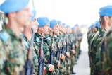Europese militairen in uniform met geweren