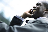 man aan telefoon, belt