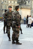 Franse soldaten staan op de wacht voor het Louvre museum, in het kader van operatie Vigipirate